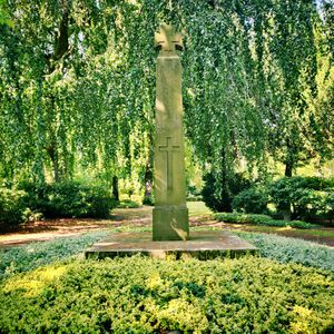 Friedhof Holtenau 2021 Obelisk.jpeg