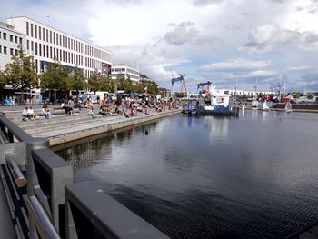 Die Terrassen am Bootshafen zwischen Berliner Platz und Eggerstedtstraße Der Wall im Jahr 1971 (Foto von Friedrich Magnussen) Die selbe Stelle 44 Jahre später, also im November 2015