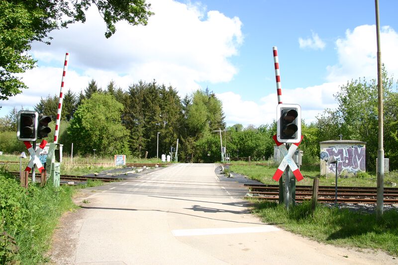 Datei:Sieversdiek Bahnübergang.JPG