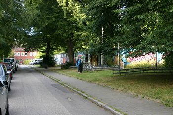 Blick von der Stoschstraße, rechts das Sommerbad Katzheide