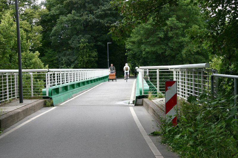Datei:Veloroute 10 Brücke über Eckernförder Straße.jpg