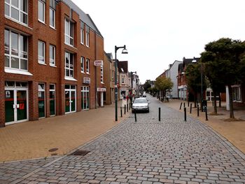 Die Friedrichsorter Straße beim Leuchtturmplatz, Blickrichtung Norden