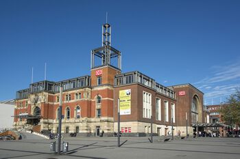 Platz der Kieler Matrosen, im Hintergrund der Hauptbahnhof