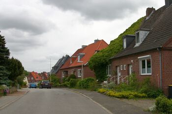 Neumühlener Straße, Blick nach Osten von der Raisdorfer Straße