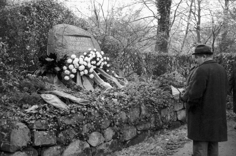 Datei:Kranzniederlegung.jpg