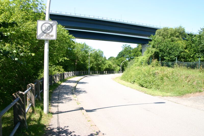 Datei:Friedrich-Voß-Ufer zur Hochbrücke nach Westen.JPG