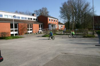 Gemeindehaus (Im Dorfe 1-3) und Pastorat (Nr. 5, rechts) der Maria-Magdalenen-Kirche