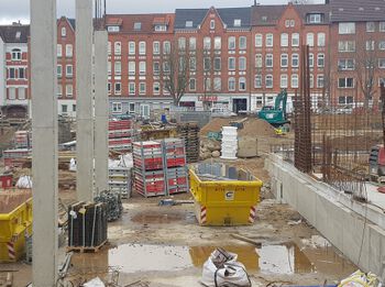Blick über die Baustelle des coop Stammhaus Quartiers vom Theodor-Heuss-Ring im Verlauf des künftigen Konsumvereinswegs
