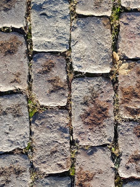 Datei:Kopfsteinpflaster Brückenstraße.jpg