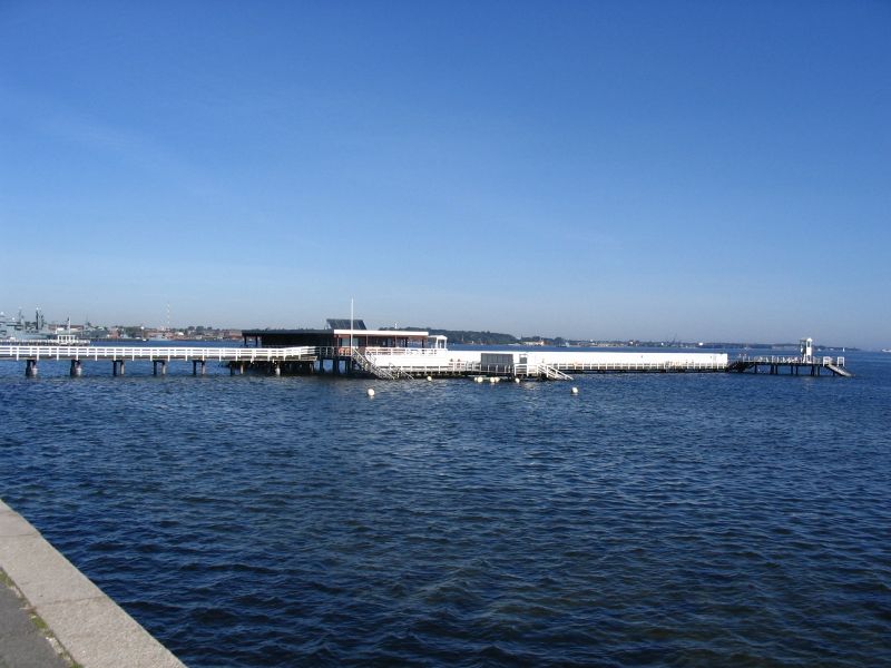 Datei:Seitenansicht Seebad Düsterbrook 2006.jpg