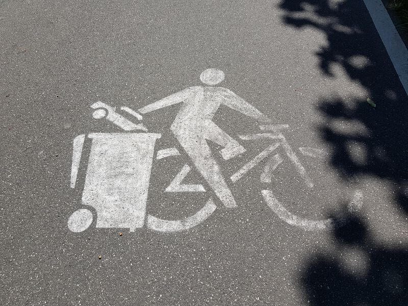 Datei:Veloroute 10 Pflastergraffito.jpg