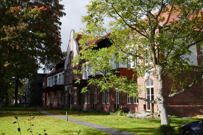 Datei:Anscharpark Ehem Absonderungshaus Rückfront.jpg