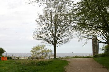 Blick zum Uhrenturm am Hohen Ufer