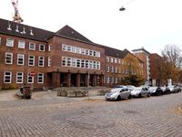 Der Nebeneingang (Altbau) in der Metzstraße