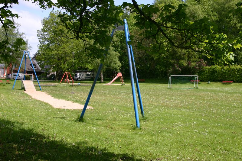 Datei:Fliederweg Goldregenweg Bolz- und Spielplatz.jpg