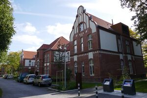 Anscharpark Ehem Absonderungshaus Vorderfront.jpg