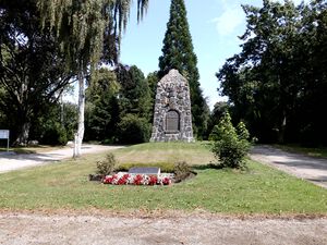 Friedhof-Ehrenmal.jpg