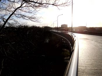 Schwentinebrücke zwischen Wellingdorf und Neumühlen-Dietrichsdorf, Blickrichtung Süden. Auf der Brücke ein Bus der KVG.