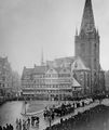 Die Nikolaikirche 1908 mit dem Trauerzug für Professoer Esmarch