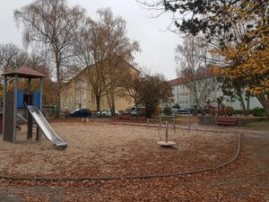 Im Waldwinkel Spielplatz und Wohnhäuser.jpg