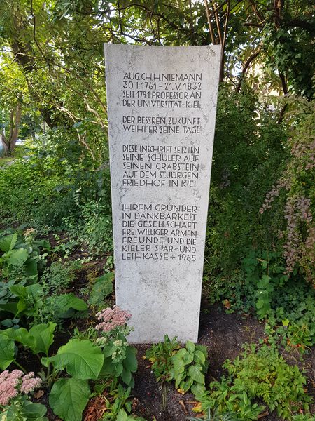 Datei:Gedenkstein August Niemann.jpg